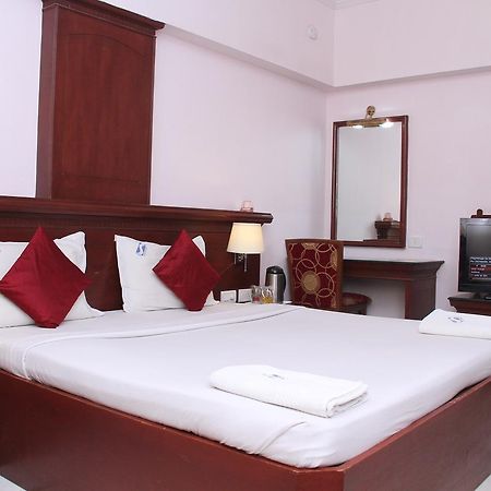 Zip By Spree Hotels Surabi International ฮอร์นีเบ็ชวา ภายนอก รูปภาพ