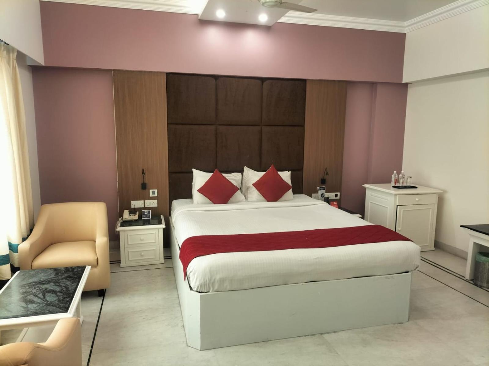 Zip By Spree Hotels Surabi International ฮอร์นีเบ็ชวา ภายนอก รูปภาพ