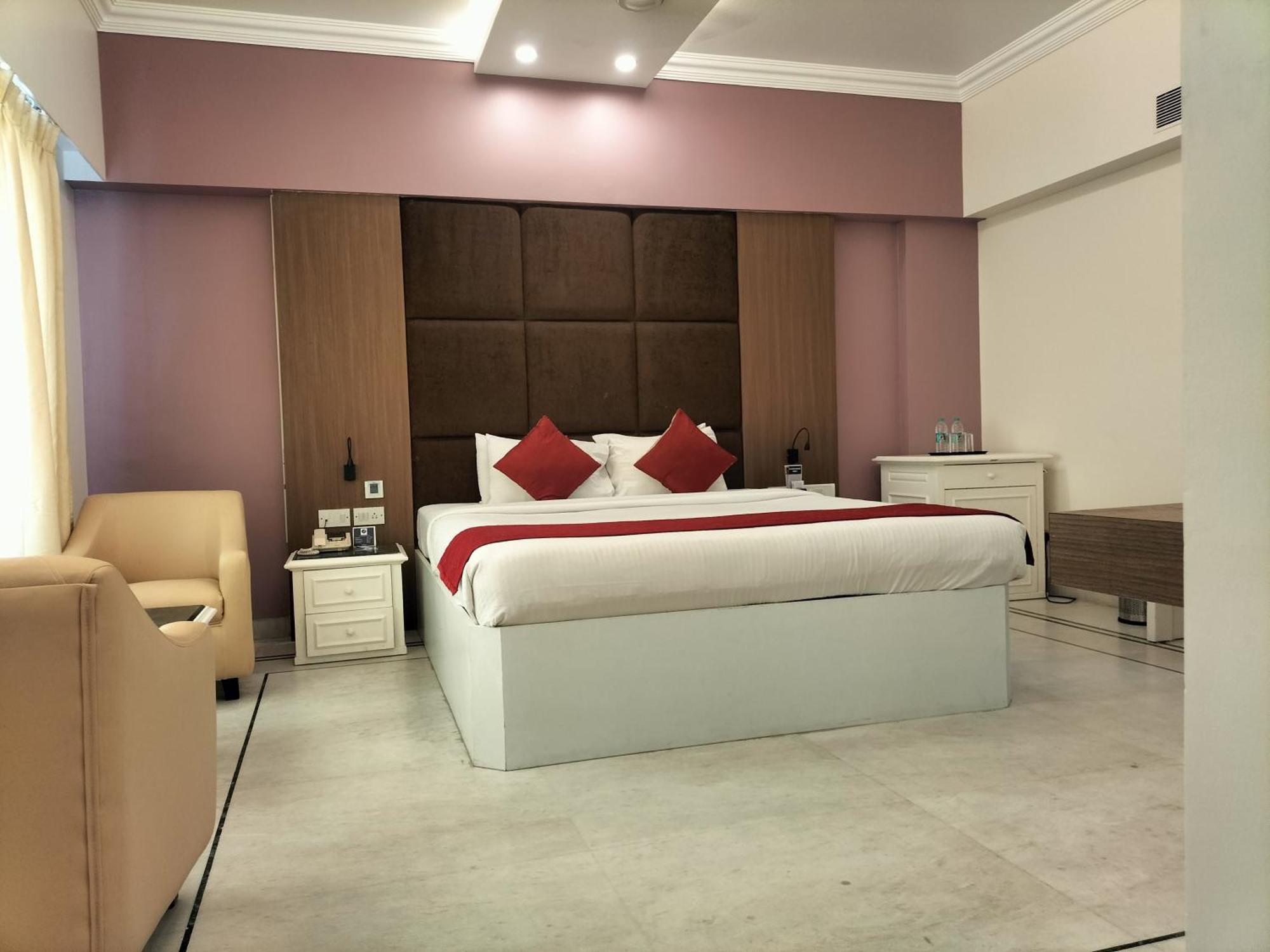 Zip By Spree Hotels Surabi International ฮอร์นีเบ็ชวา ภายนอก รูปภาพ